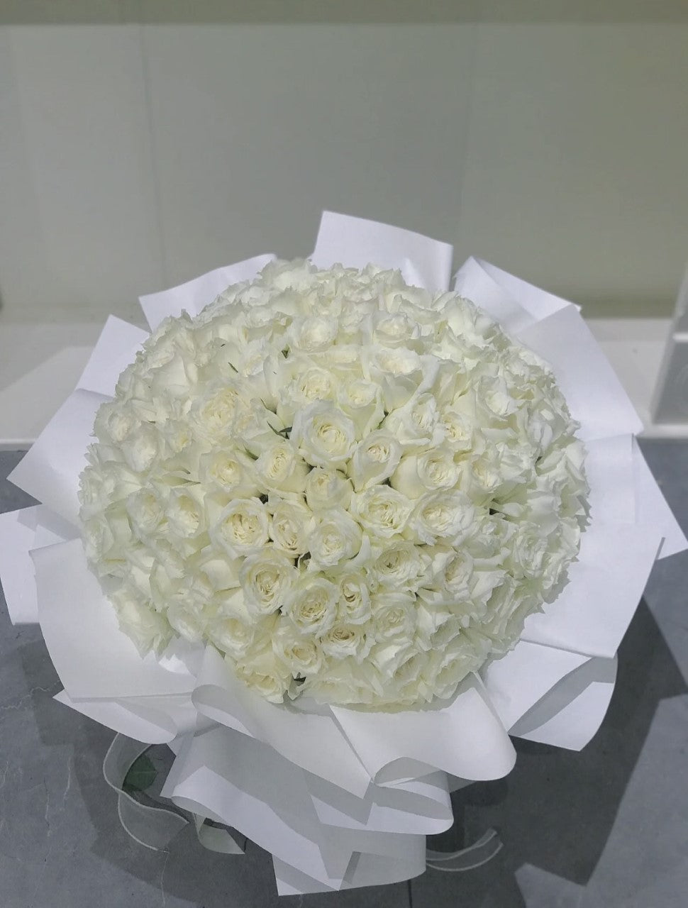 99枝白玫瑰花束