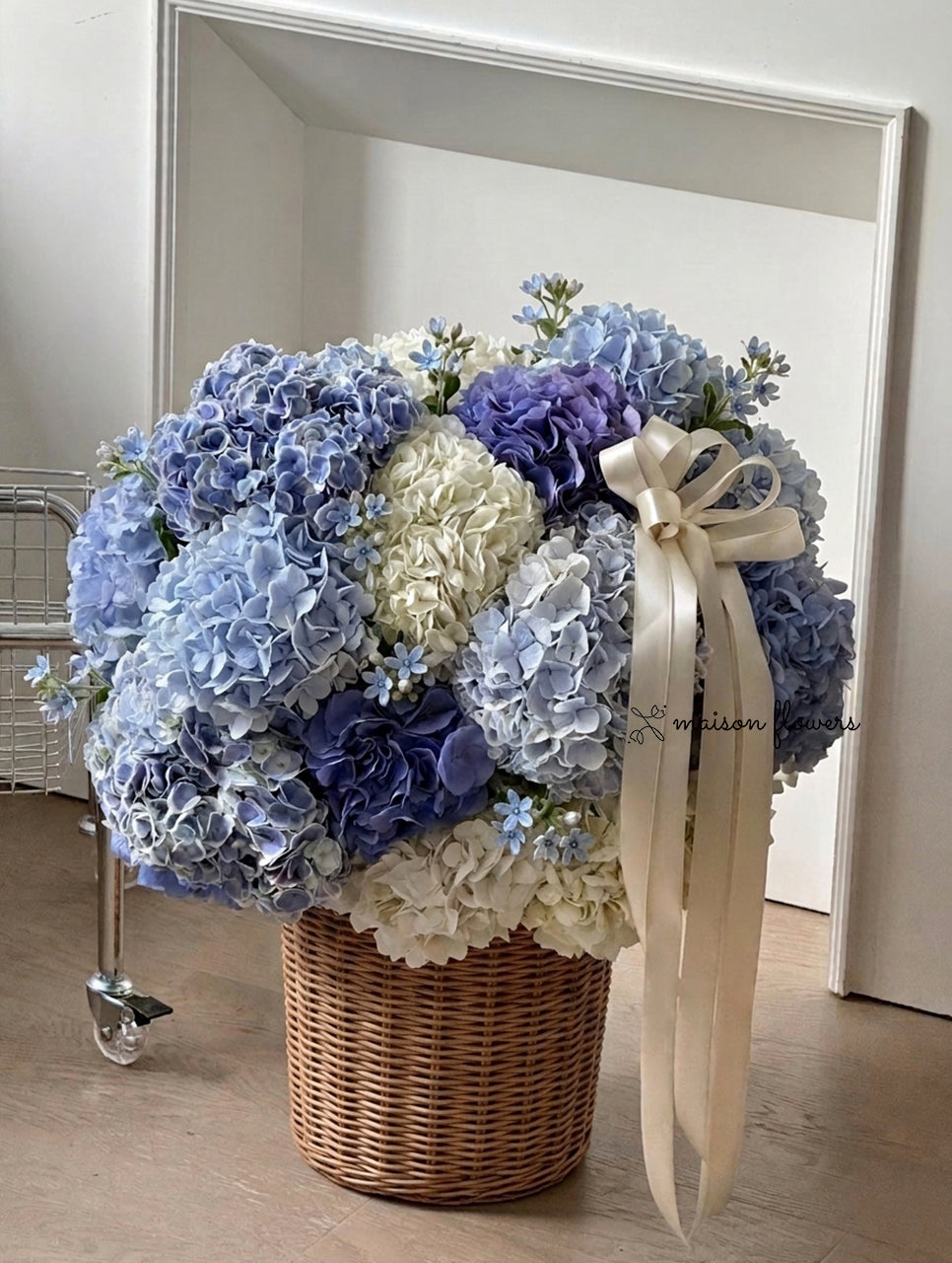 maison-flowers-blue-hydrangea-baby-boy-gift-basket-初生嬰兒禮物籃-藍色繡球花籃