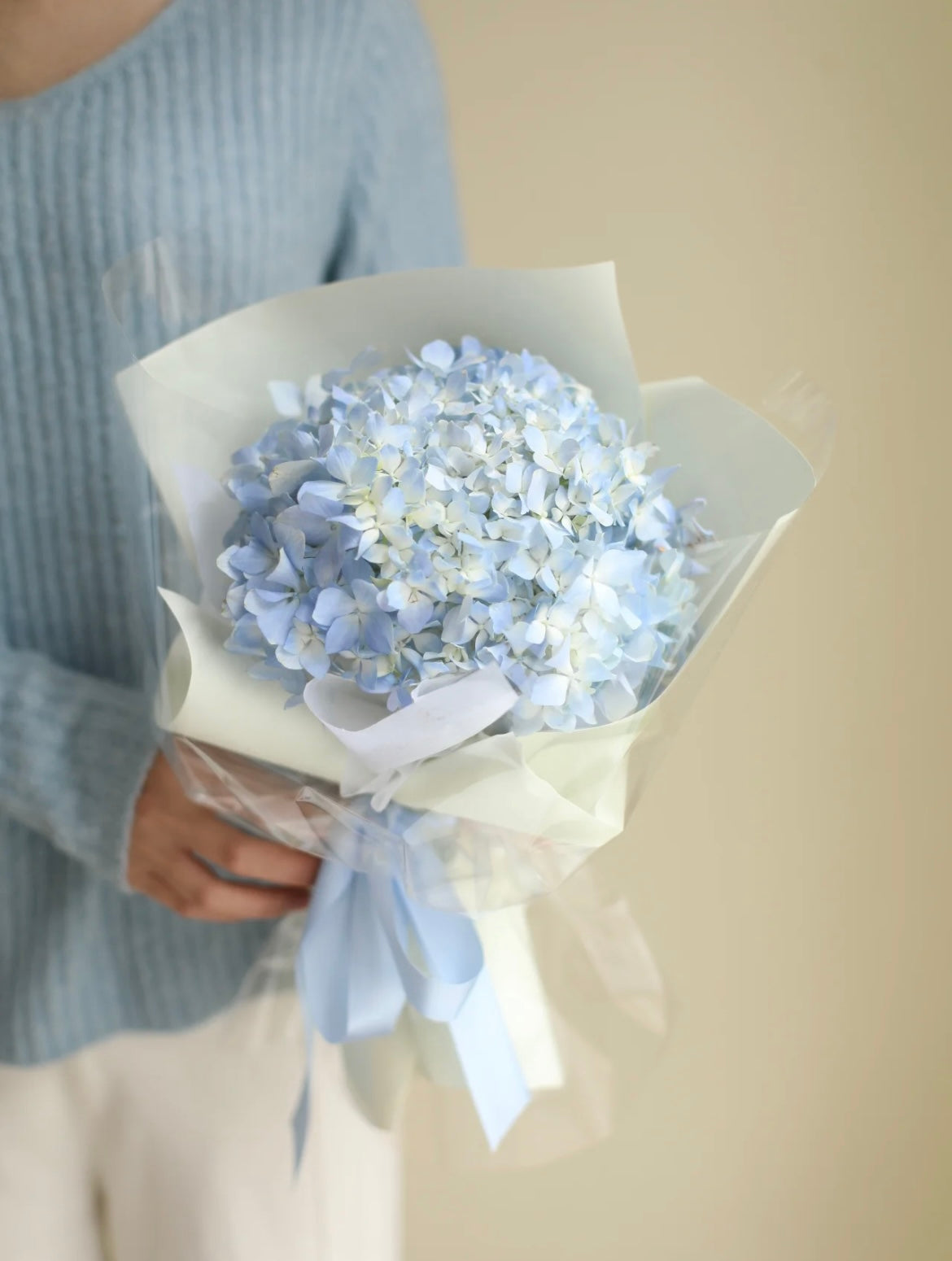 單支淺藍繡球花束